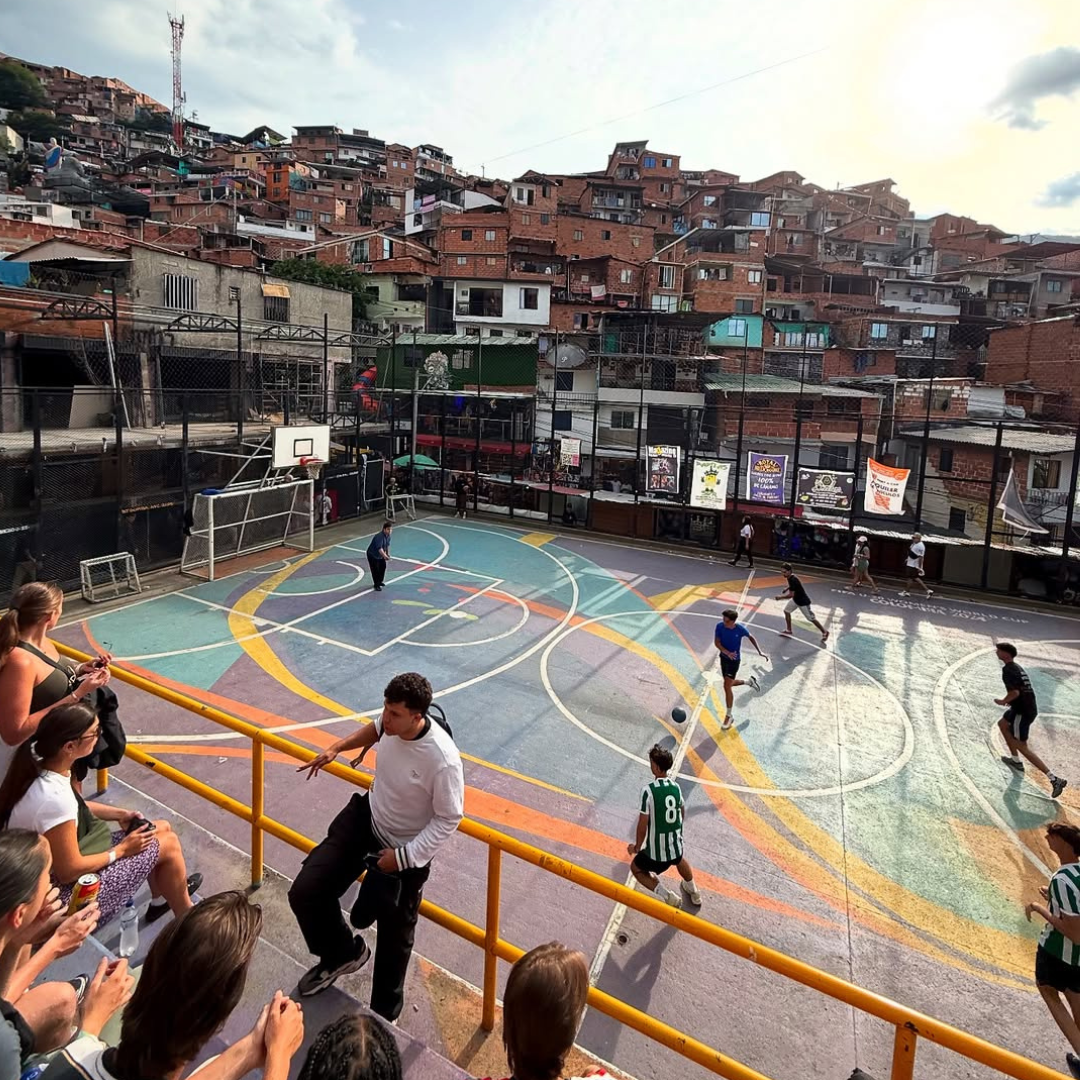 tour-comuna-13-medellin-destinos-el-sol-1